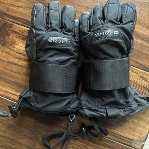 Like New! Dakine kids Snowboarding Gloves with wrist guards.